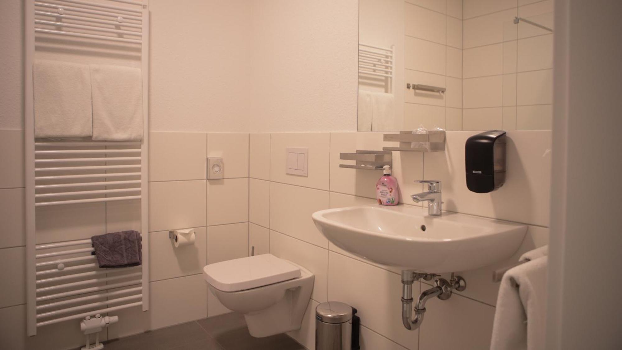 Garni Hotel Hof Zum อาเฮาส์ ภายนอก รูปภาพ